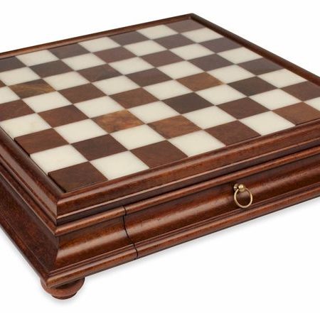 Шахматная доска с выдвижным ящиком для фигур